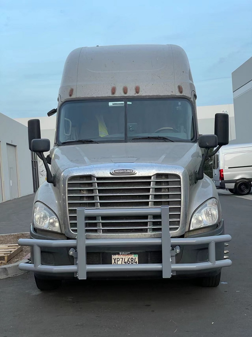 Volvo VNL Frontschutzbügel aus Edelstahl Volvo VNL Frontschutzbügel aus Edelstahl